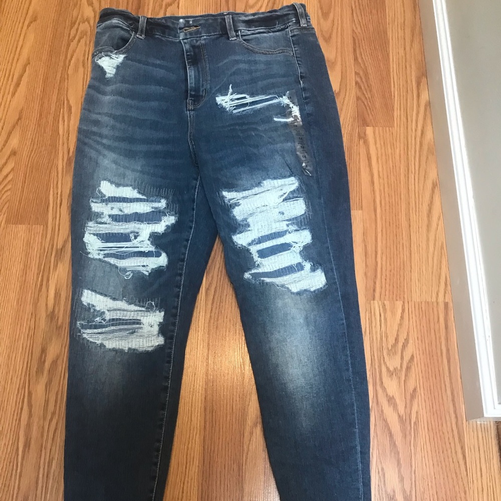 American Eagle Jeans. Never worn. Still has tags.